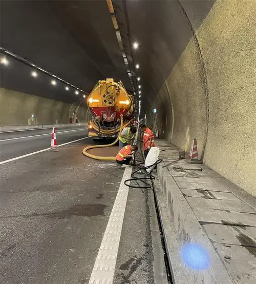 宜黄隧道排水渠清淤